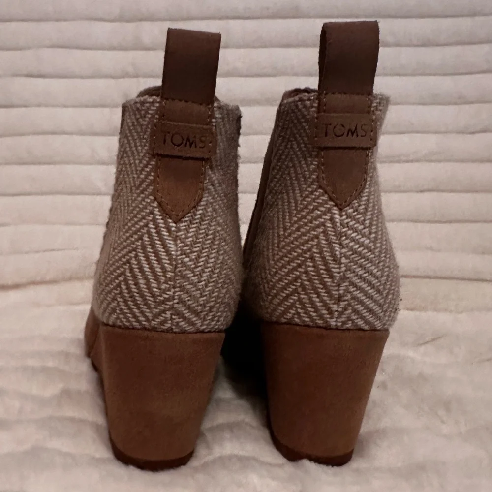 Toms Brown Suede Wedge Chelsea Boot with Herringbone Panel - Picture 3 of 4